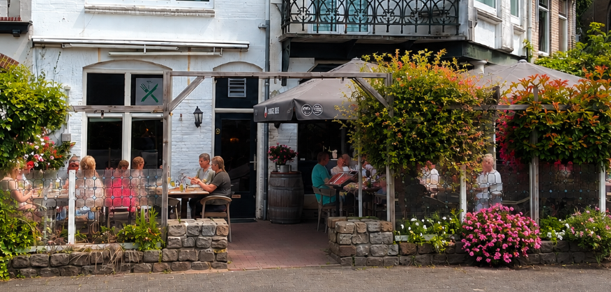Het terras en de gevel van Borrelcafé Bij Maria